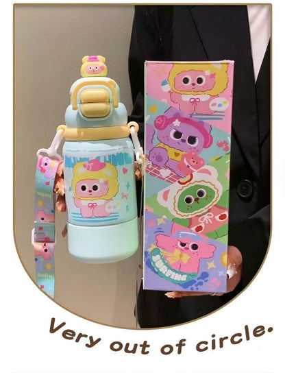 Kawaii 500ml Cartoon Insulated Water Bottle – Dual Sip Straw & Portable Shoulder Strap Sipper for Kids & Girls