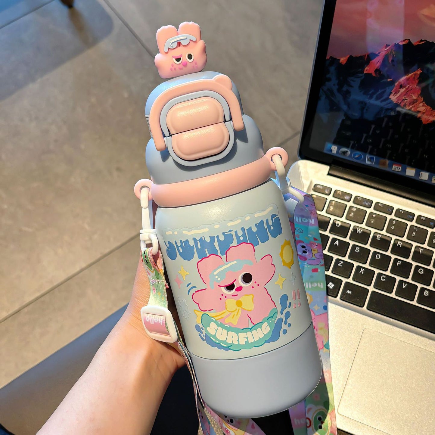 Kawaii 500ml Cartoon Insulated Water Bottle – Dual Sip Straw & Portable Shoulder Strap Sipper for Kids & Girls