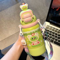 Kawaii 500ml Cartoon Insulated Water Bottle – Dual Sip Straw & Portable Shoulder Strap Sipper for Kids & Girls