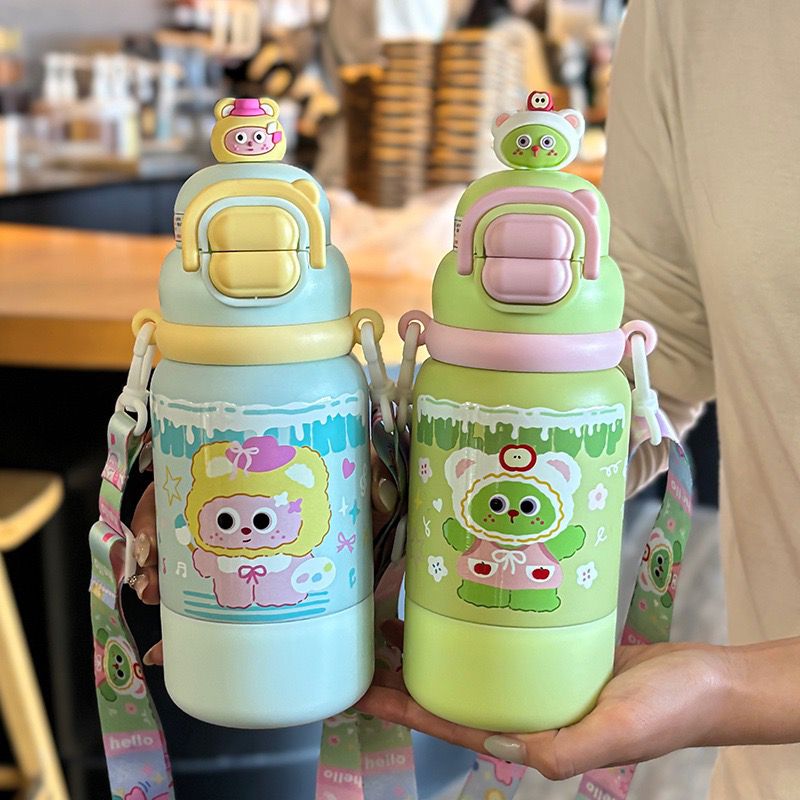 Kawaii 500ml Cartoon Insulated Water Bottle – Dual Sip Straw & Portable Shoulder Strap Sipper for Kids & Girls